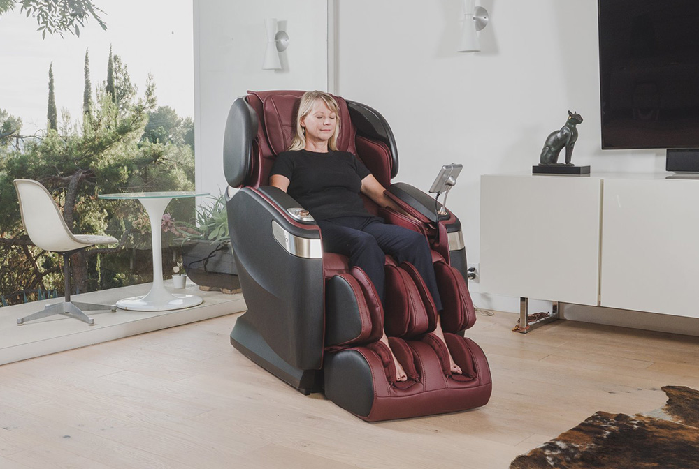 femme assise dans un fauteuil massant cozzia